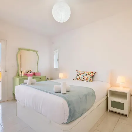 Wide And Colourful- 3bd 1bth- Triana Apartment