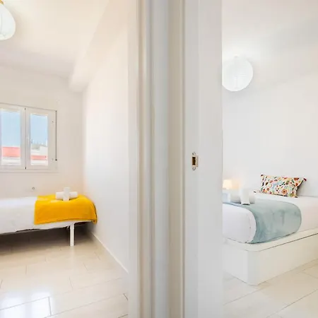Apartment Wide And Colourful- 3bd 1bth- Triana