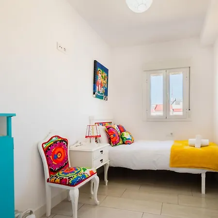 Apartment Wide And Colourful- 3bd 1bth- Triana Seville