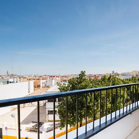 Apartment Wide And Colourful- 3bd 1bth- Triana