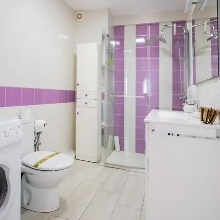 Wide And Colourful- 3bd 1bth- Triana Apartment *