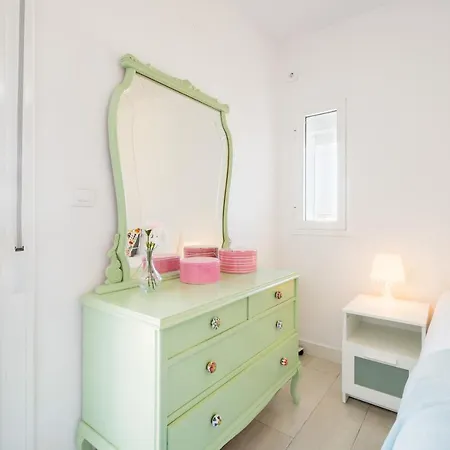 Wide And Colourful- 3bd 1bth- Triana Apartment *