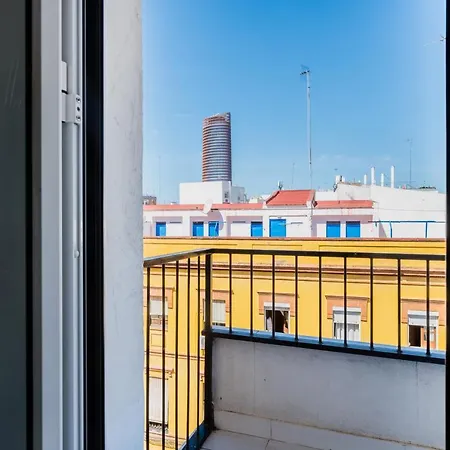 Wide And Colourful- 3bd 1bth- Triana Apartment